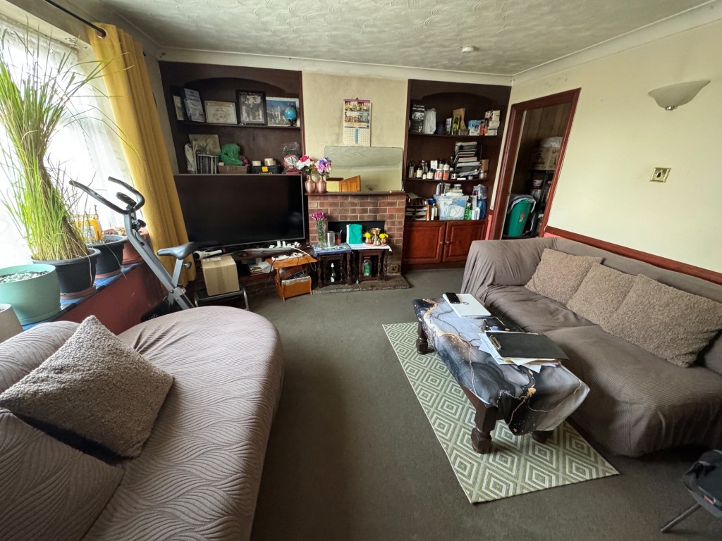 Lot: 162 - THREE-BEDROOM HOUSE FOR INVESTMENT - Living room